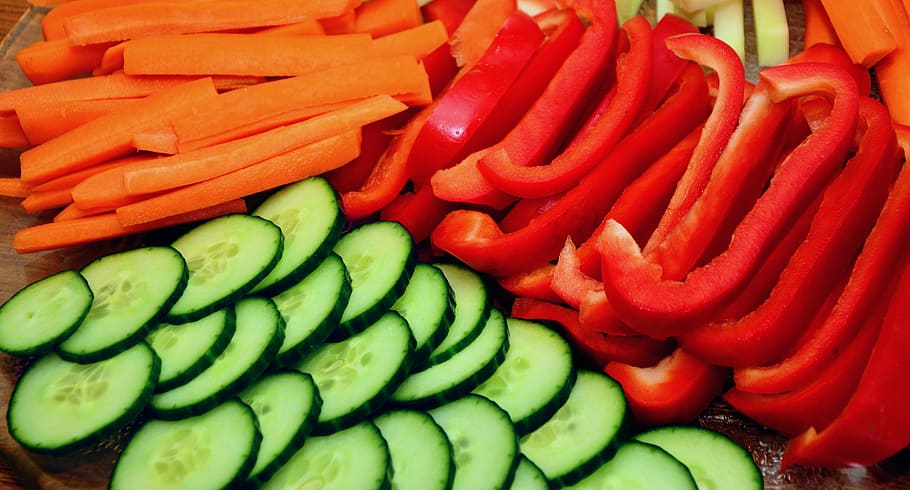 color variado, en rodajas, frutas, verduras, pimentón, zanahorias, pepinos, pimiento rojo, pimientos dulces, saludable