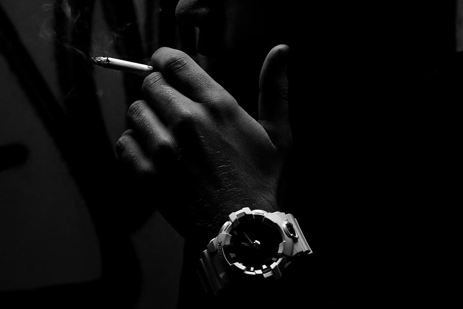 cigarrillo, reloj, tabaco, fumar, adicción, la oscuridad, una persona, mano humana, problemas de fumar, tenencia