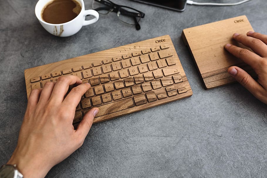 hombre escribiendo, madera, teclado, joven, hombre, escribiendo, espacio de trabajo, lugar de trabajo, trabajo, escritorio