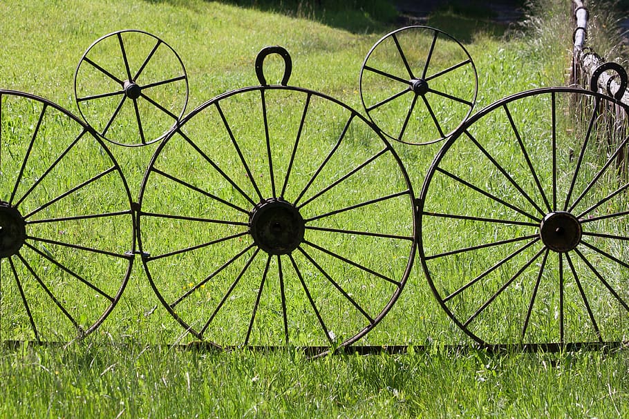 cinza, roda de carro decoração de jardim, roda de carroça, ferro, roda, velho, rústico, objetivo, limite, cerca