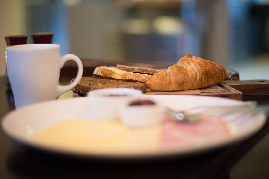 sarapan, croissant, kopi, meja, makanan, pagi, kafe, piring, keju, ham