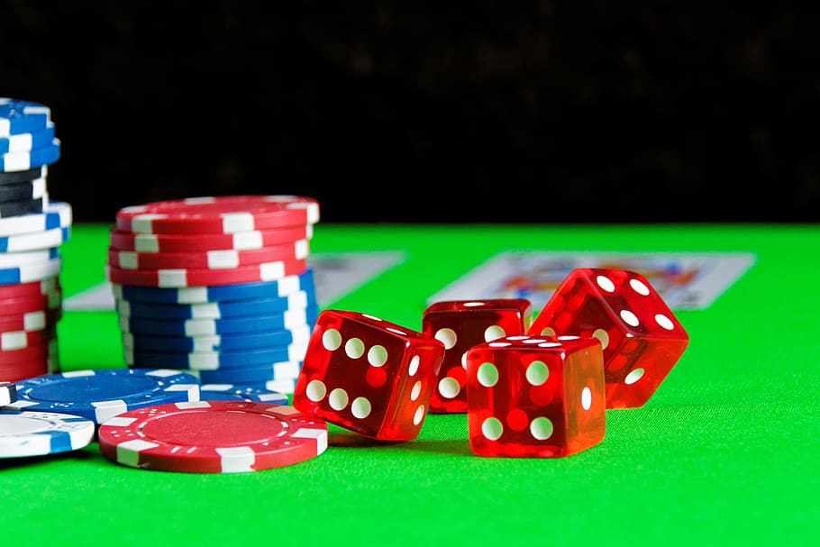ポーカーチップ, 4つ, サイコロ, プレイ, ポーカー, キューブ, ギャンブル, カジノ, カードゲーム, カード