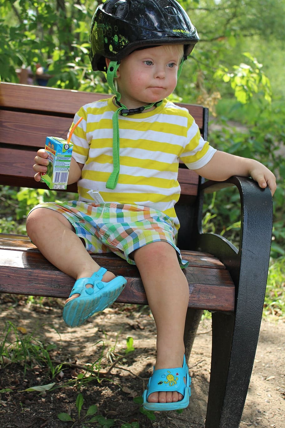 少年, 座っている, 公園のベンチ, 保持, カートン, 植物, 子供, スポーツ, 夏, 赤ちゃん
