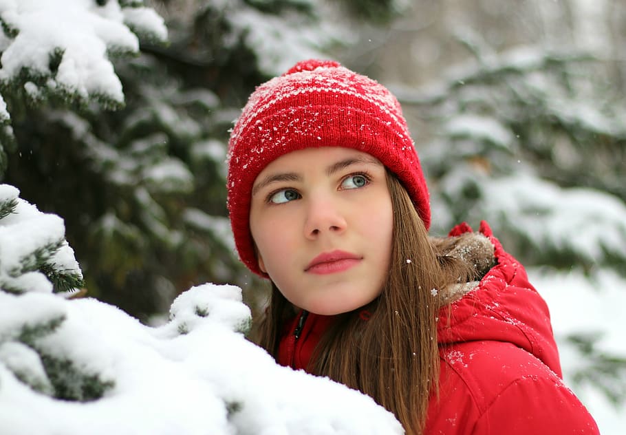 mujer, vistiendo, rojo, tejer, gorra, chaqueta con capucha, nieve, niña, invierno, frío