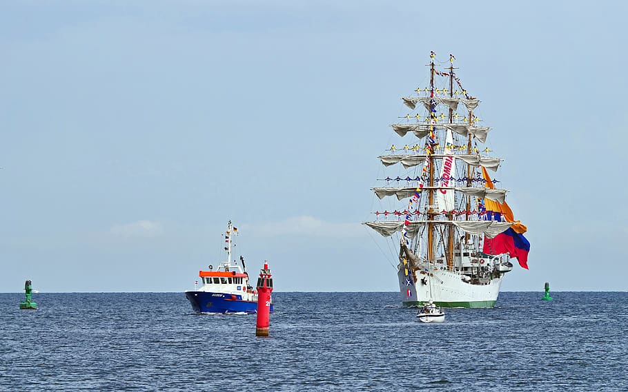 sail training ship, colombia, geflaggt, sailors, parade lineup, harbour entrance, warnemünde, hanse sail, rostock, police escort