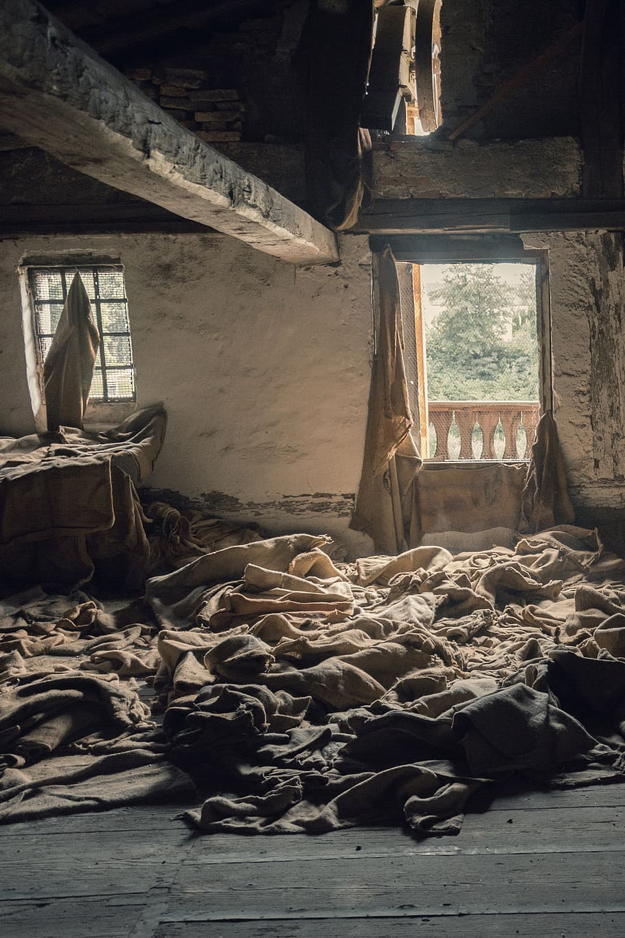 old building, three-dimensionality, leave, brewery, rags, indoors, window, day, domestic room, abandoned