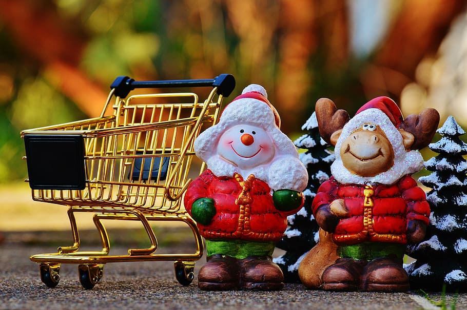 manusia salju, berdiri, di samping, rusa besar, keramik, patung, keranjang belanja, natal, belanja, pembelian
