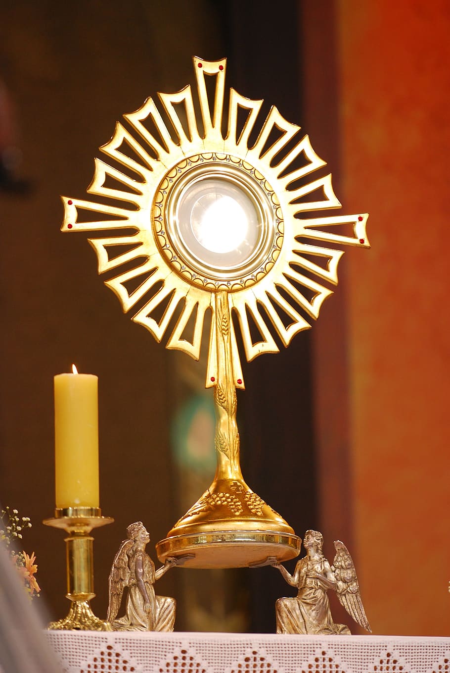 gold-colored figurine, Eucharist, Monstrance, Hostia, Communion, candle, electric Lamp, decoration, religion, spirituality