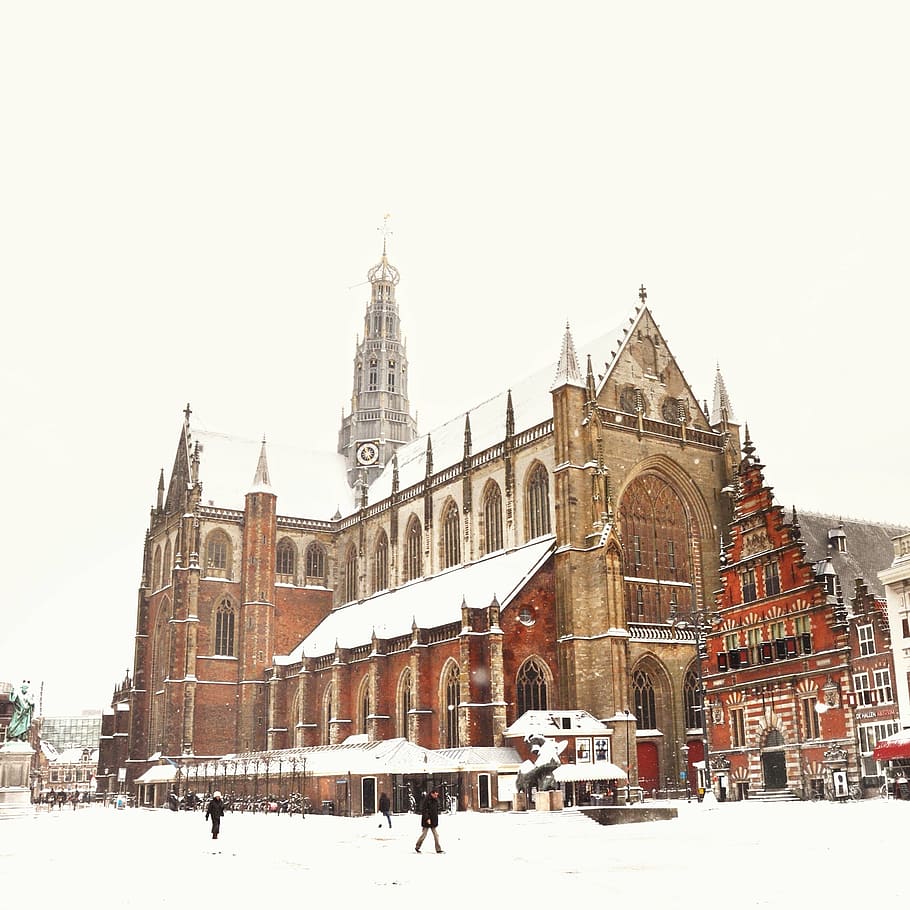 bajo, foto de ángulo, marrón, catedral, foto, beige, iglesia, cubierto, nieve, arquitectura