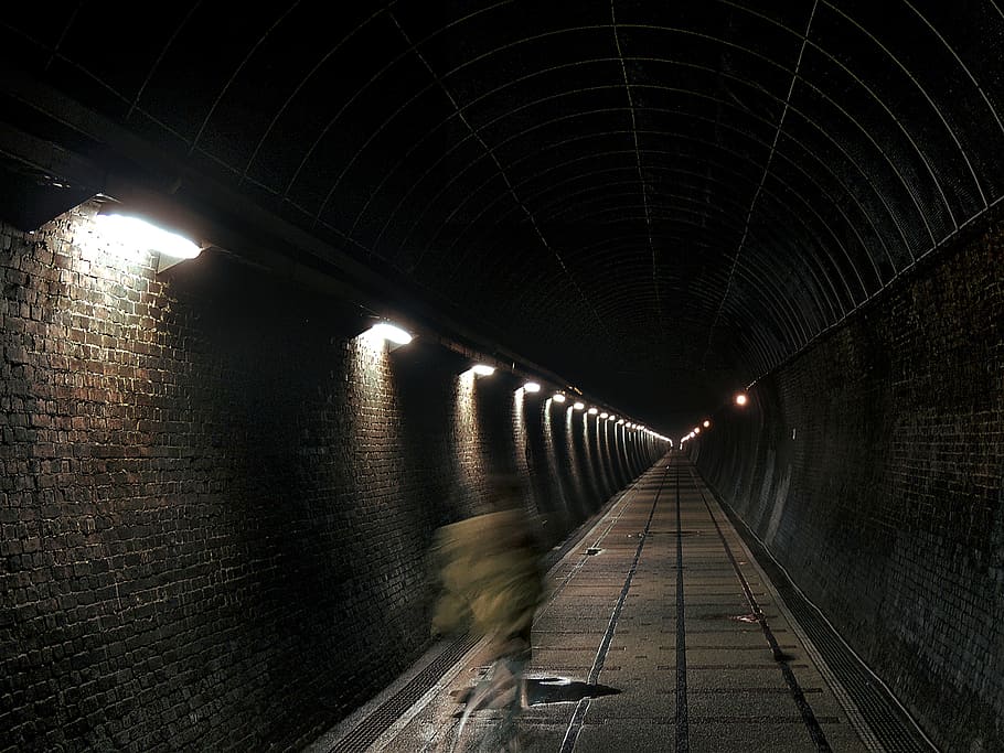 サージ, トンネル, 経路上を歩く人, 照らされた, 建築, 道, 方向, 接続, 造られた構造, 交通