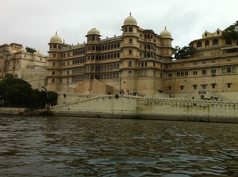 ウダイプール, インド, 宮殿, 水, 建築, 建物の外観, 構築された構造, 旅行の目的地, 川, ウォーターフロント