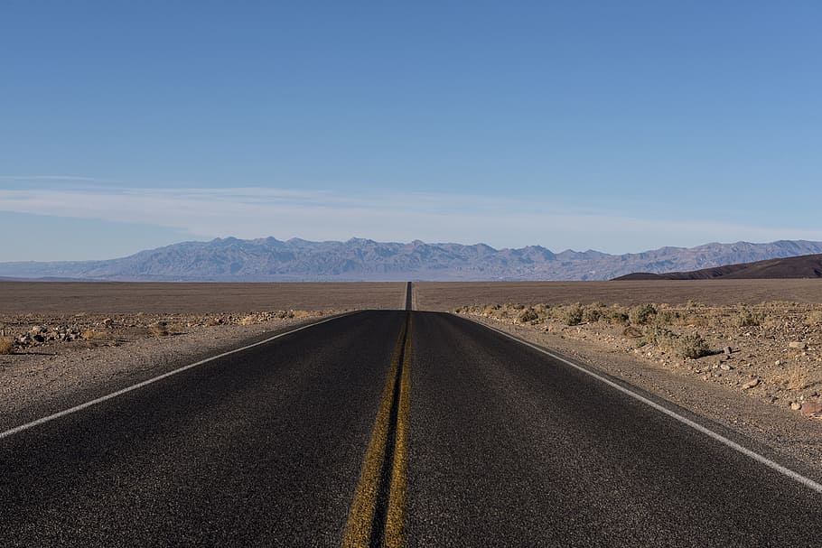 fotografía de paisaje, gris, concreto, carretera, desierto, carretera recta, paisaje, escénico, naturaleza, montaña