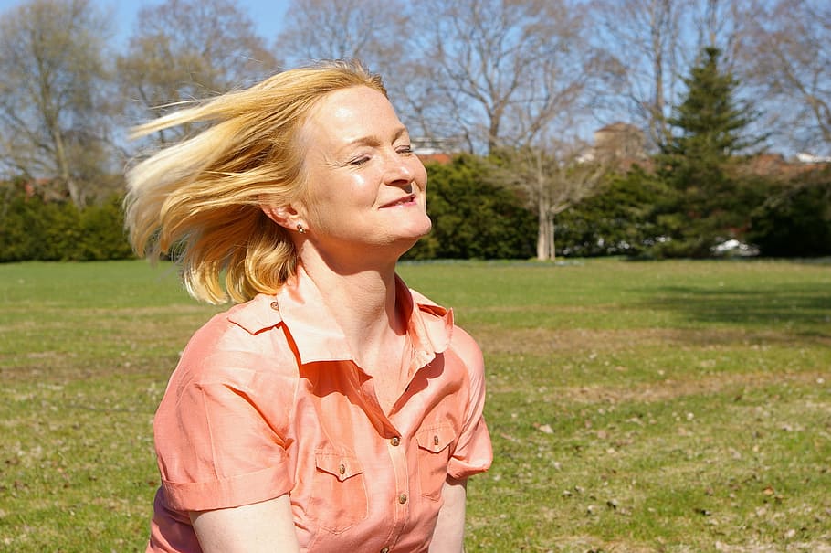 fotografía de lapso de tiempo, volteo, al aire libre, mujer, mediana edad, cabello, libertad, dom, ráfaga de viento, ventoso