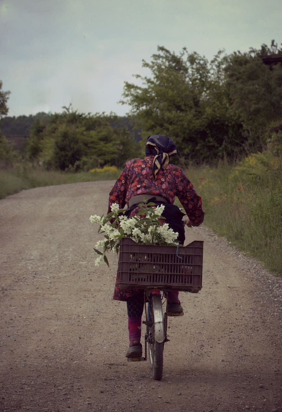 woman, old, bike, rural, cos, flowers, cara, plant, one person, real people