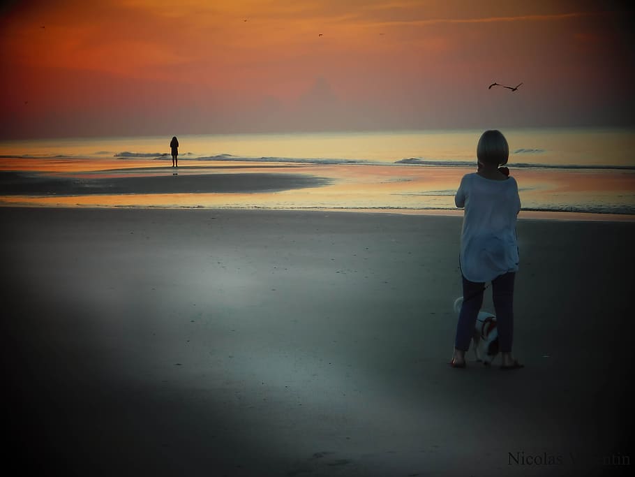 La mujer ligera que mira en la playa, puesta de sol, cielo, tierra, mar, de pie, personas reales, vista trasera, belleza en la naturaleza, paisajes - naturaleza