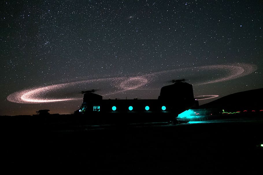 Militar, helicóptero chinook, noite, helicóptero militar chinook, terreno, silhueta, lâminas rotativas, luzes, estrelas, céu