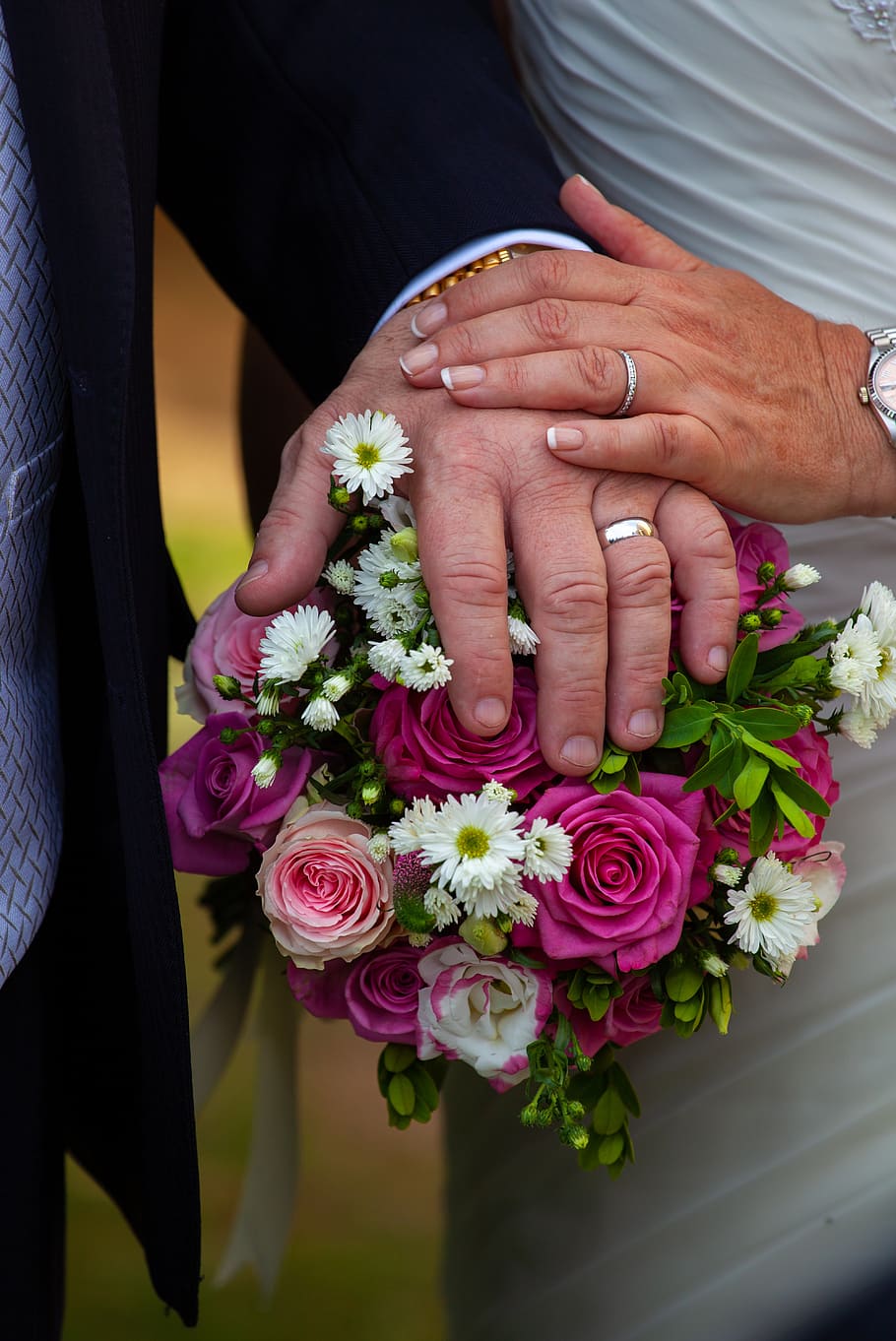 cincin kawin, pernikahan, cincin, tangan, bunga-bunga, buket, pengantin, cinta, sepasang, perayaan