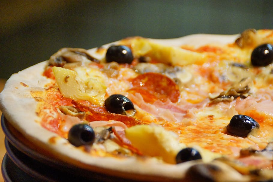 pizza, comida, plato, comer, oliva, pizzería, salami, gastronomía, mesa, alimentari
