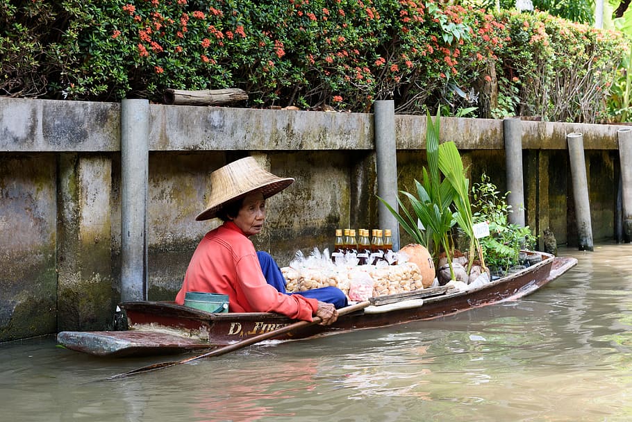 mujer, marrón, bote de remos, vendedor, damnoensaduak, flotante, mercado, tailandia, agua, barco