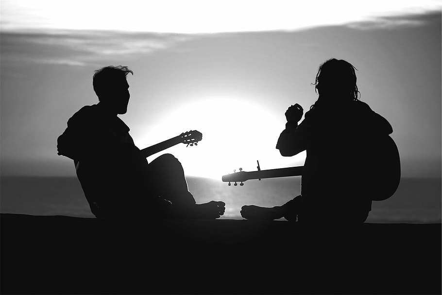 fotografia de silhueta, dois, homens, tocando, violão, corpo, agua, silhueta, ao lado, praia