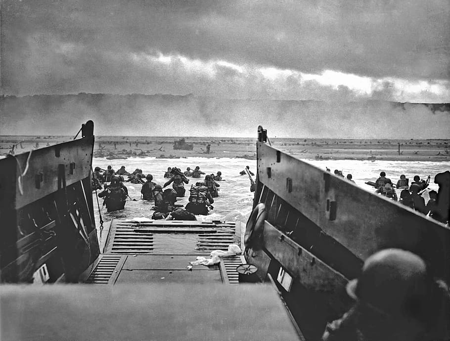 grayscale photo, soldiers, sea, grayscale, landing craft, omaha beach, normandy, d-day, war, vintage