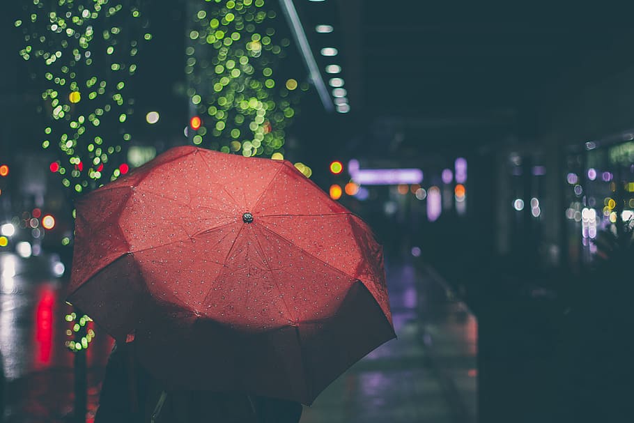 persona, usando, rojo, paraguas, noche, lluvia, oscuro, urbano, ciudad, luces