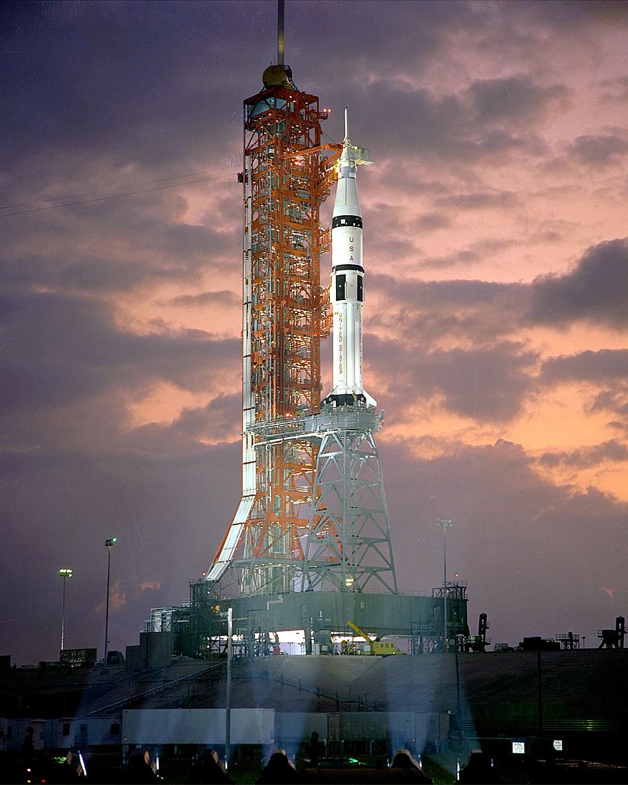 blanco, transbordador espacial, lanzamiento, cohete Saturno 1b, plataforma de lanzamiento, prelanzamiento, misión conjunta, EE. UU. y URSS, proyecto de prueba Apollo Soyuz, tripulado