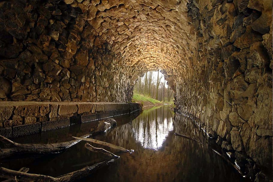 トンネル内の水, 水路, 下水道, 舗装, チェック, おそらく根, 反射, 人なし, 水, 屋内
