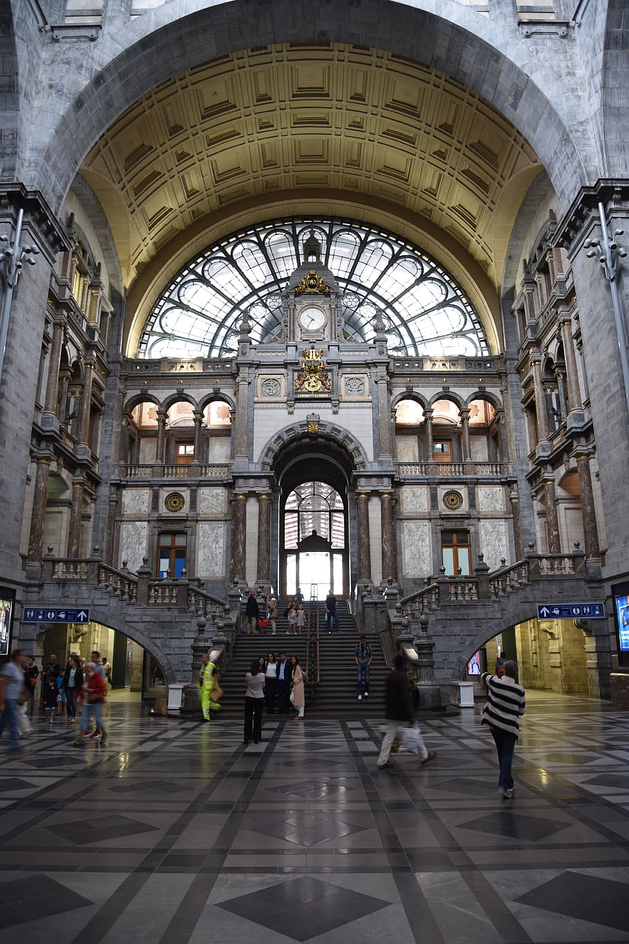 Amberes, estación de tren, estación central, Antwerpen centraal, Bélgica, arco, arquitectura, gran grupo de personas, interiores, reloj