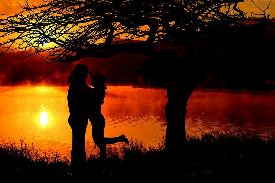 silhouette photo, couple, hugging, body, water, sunset, sun, evening sky, setting sun, abendstimmung