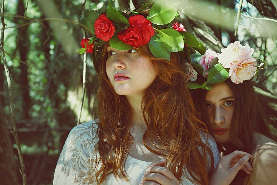 mulher, vestindo, encosto de cabeça da flor, em pé, árvore, bonita, flora, flores, modelos, pessoas