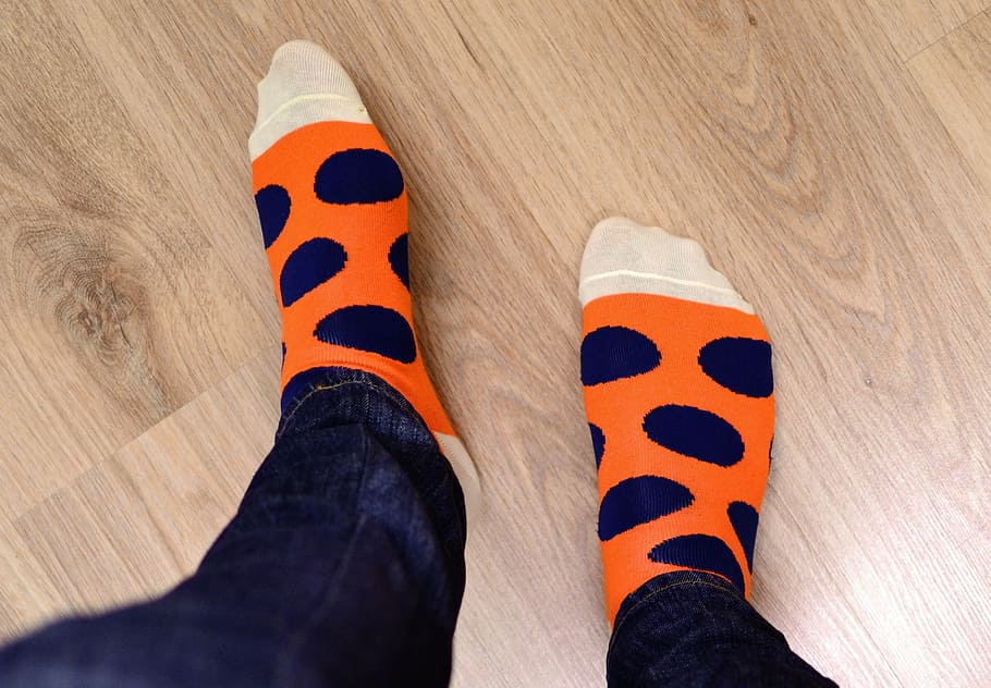 pessoa, laranja, azul, meias, pés, piso, madeira, jeans, pernas, sapato