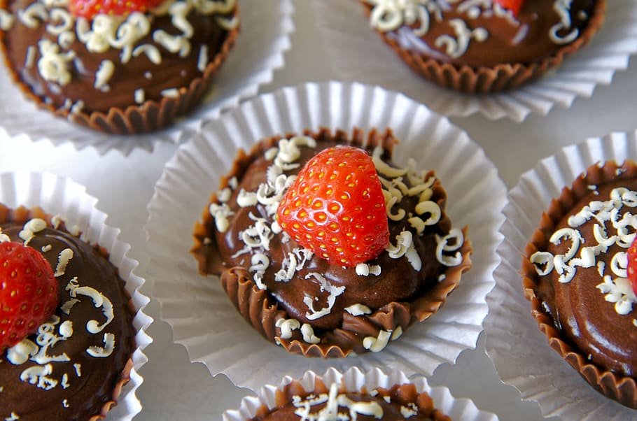 muffin de chocolate con fresa, chocolate, pastel, magdalena, fresa, dulce, comida, postre, glaseado, pastel de chocolate
