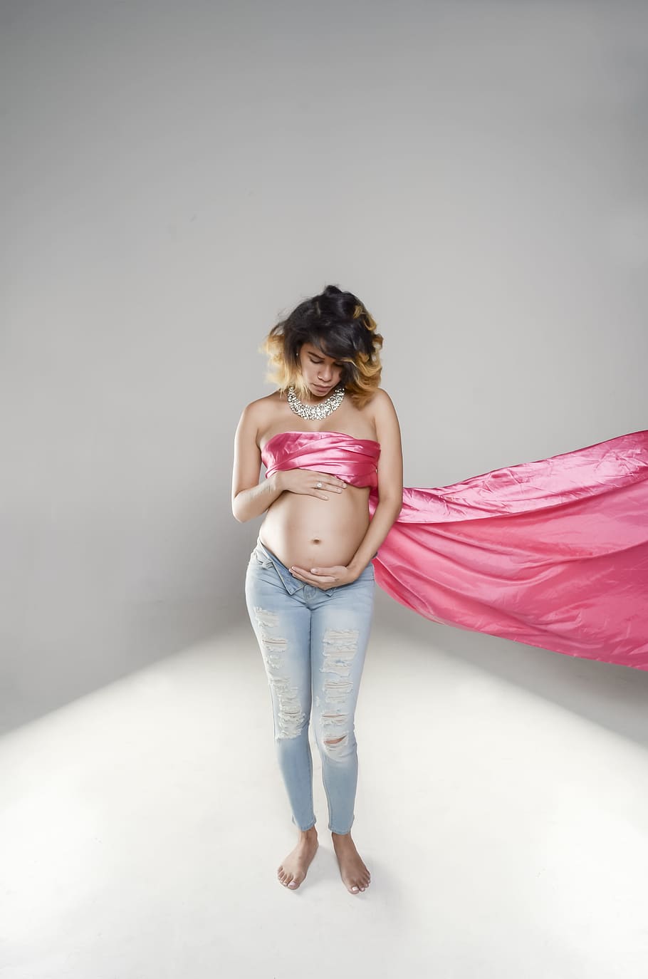 Mujer, de pie, blanco, pintado, pared, maternidad, embarazada, madre, bebé, vientre