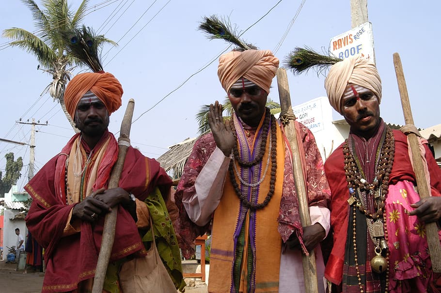 tiga, laki-laki, berdiri, mengenakan, serban, memegang, tongkat kayu, pohon kelapa, orang suci, India