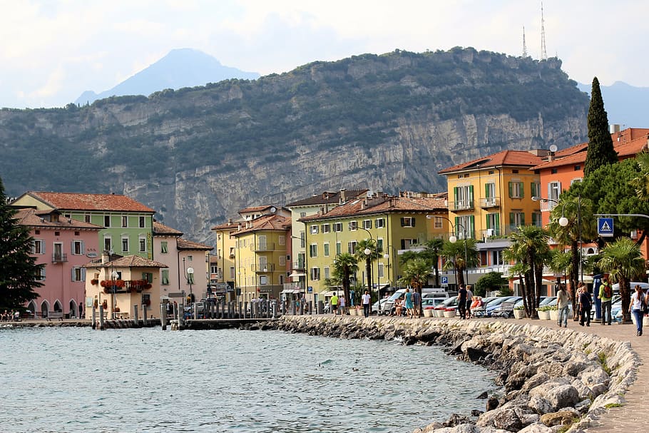 Italia, Garda, Torbole, montañas, barcos, banco, paseo marítimo, arquitectura, montaña, exterior del edificio
