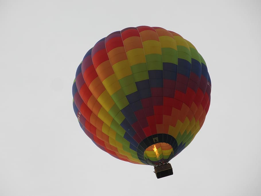 Парящий шарик. Воздушный шар с корзиной фото. Brightly coloured Floats.