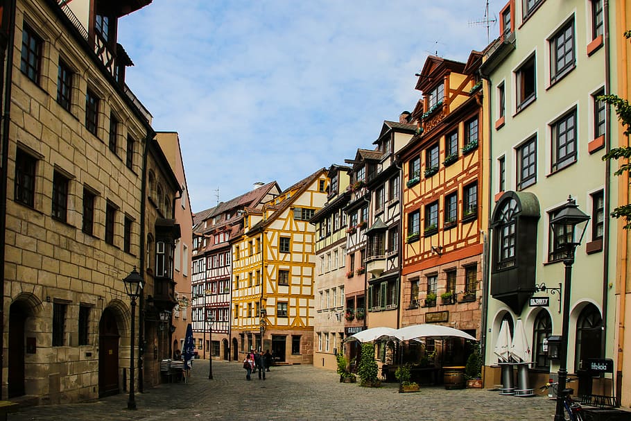 Persona, caminar, edificios, Nuremberg, casco antiguo, edad media, braguero, Weißgerbergasse, callejón, históricamente