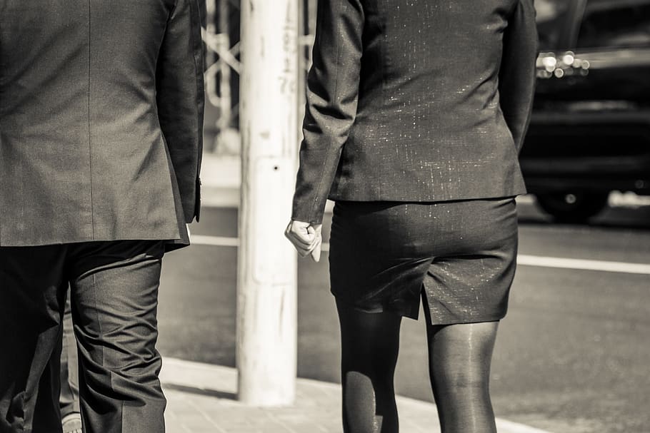 hombre, mujer, negro, uniformes de oficina, caminar, lado, foto en escala de grises, hombre y mujer, mujer en negro, oficina