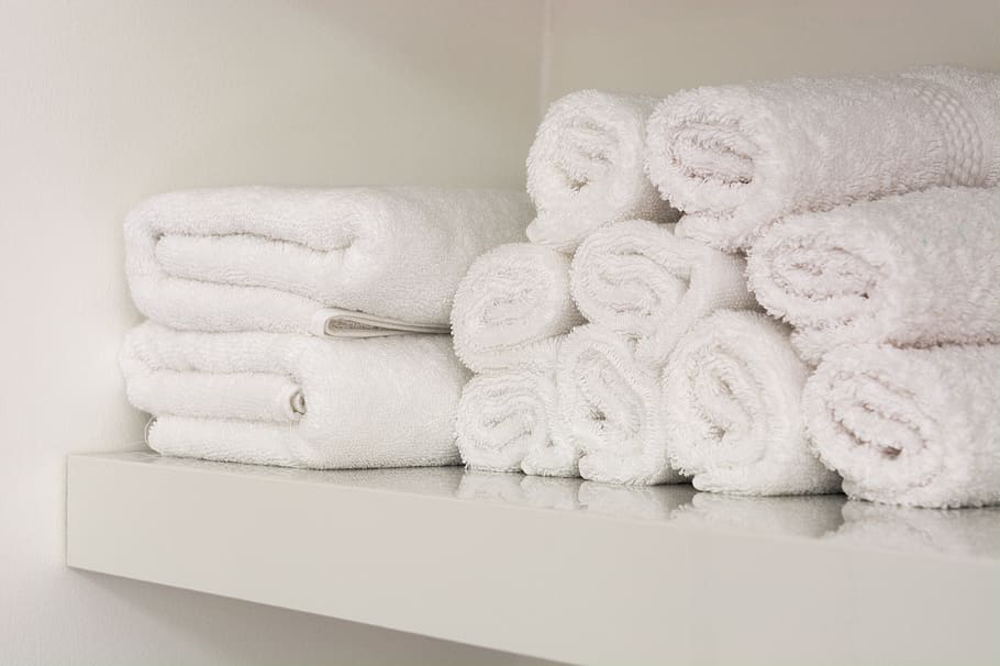 toallas, estante, blanco, baño, limpio, ordenado, habitación, conjunto, hotel, toalla