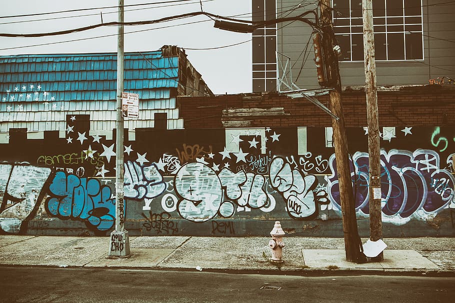 Gran angular, tiro, calle cubierta de graffiti, nueva, ciudad de york, graffiti, cubierta, calle, Williamsburg, Brooklyn