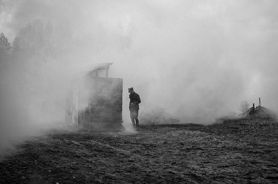 fotografía en escala de grises, hombre, de pie, siguiente, de madera, casa, humo, la guerra, el ejército, defensa