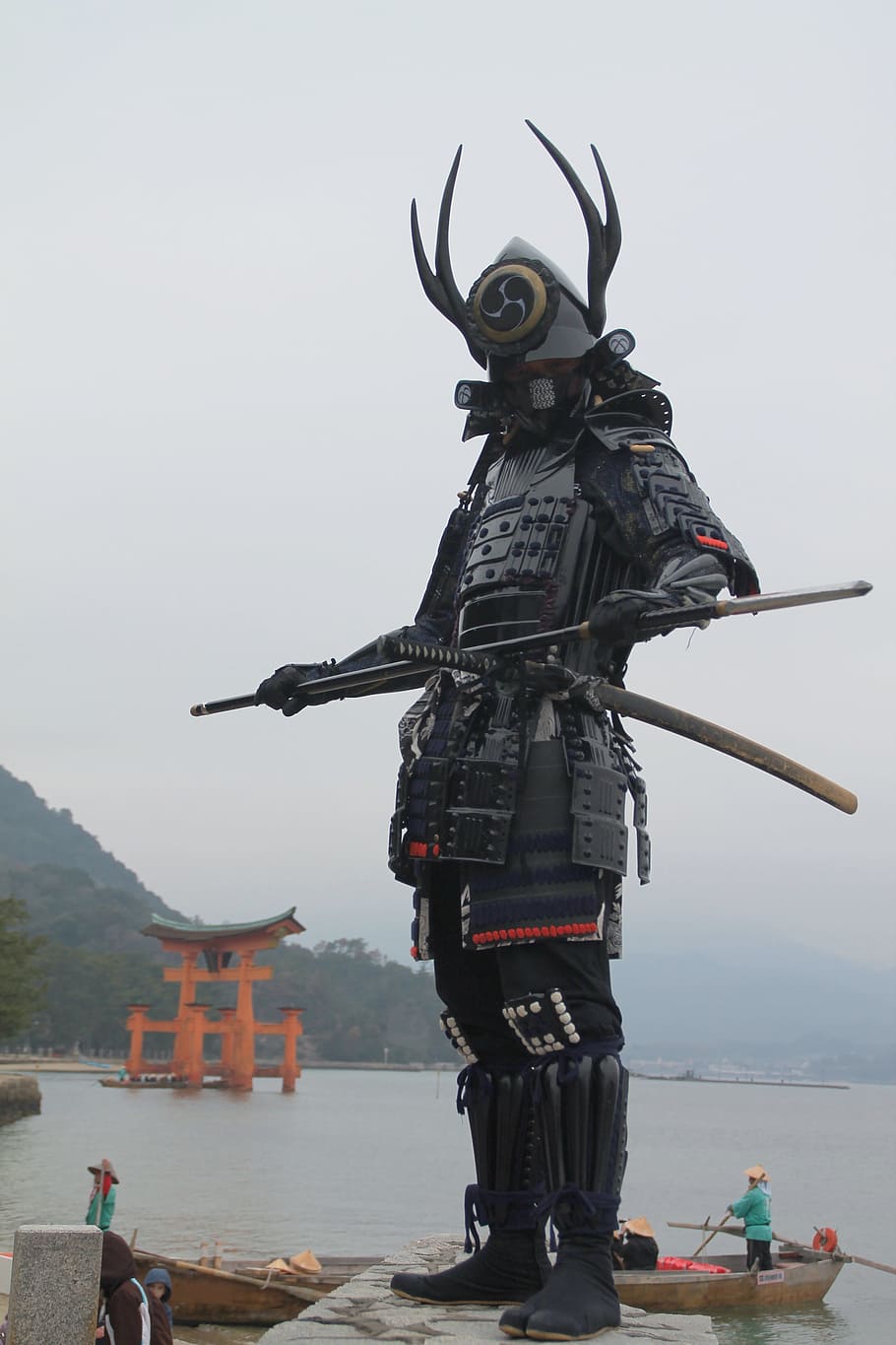 gris, hormigón, cuerpo, agua, durante el día, samurai, cuerpo de agua, miyajima, hiroshima, japón