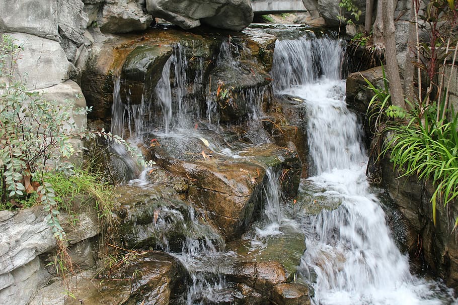 Бежит вода. Архитектура бегущей воды. Проточная вода фото. Running Water.