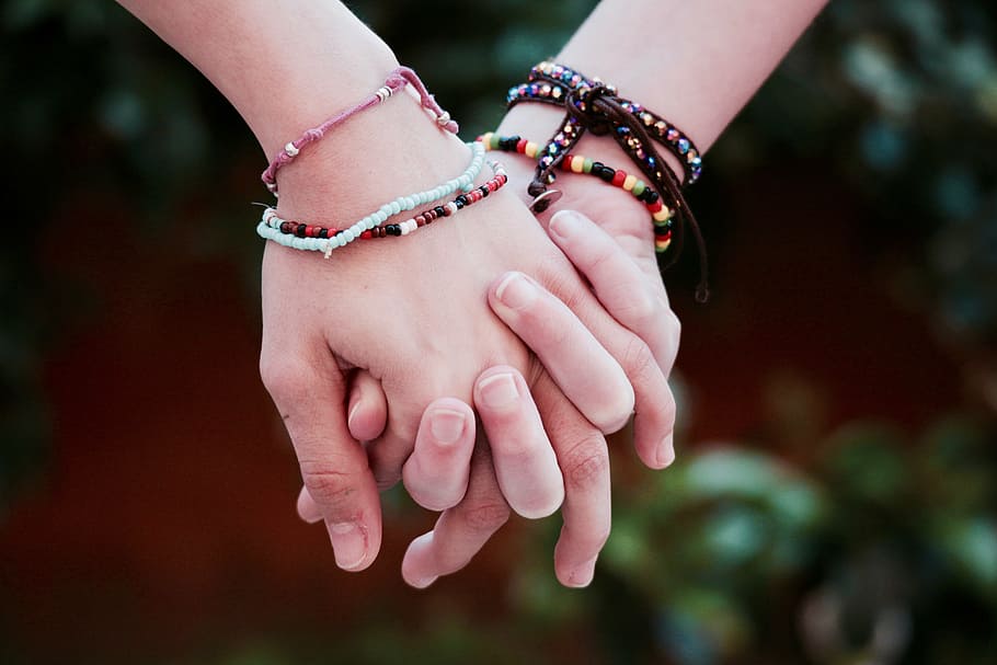 pessoa, vestindo, multicolorido, pulseiras de amizade, amizade, fraternidade, mãos, união, vida, amor