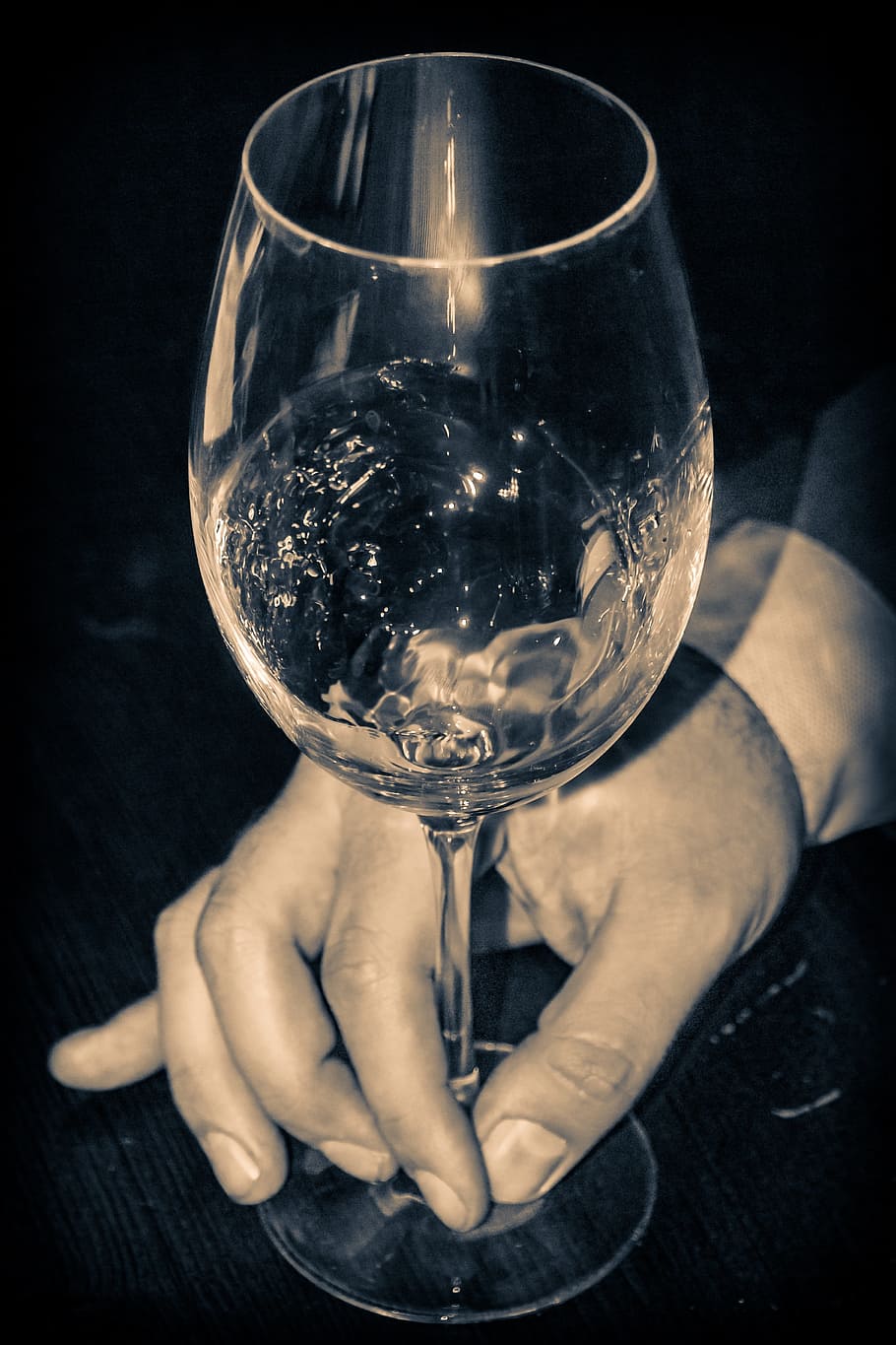 persona, tenencia, claro, copa de vino, vino blanco, copas de vino, vaso, vino, alcohol, mano humana