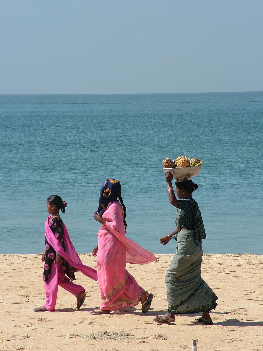 três, mulheres, caminhando, areia da praia, praia, água, mulher, mar, índia, goa