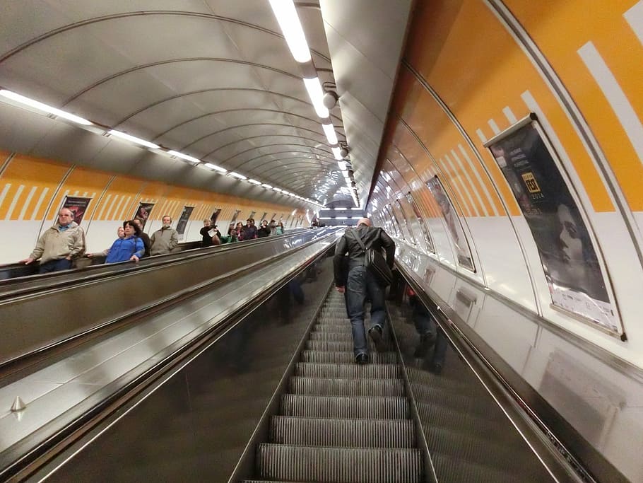 Praga, metro, escalera mecánica, grupo de personas, transporte, personas reales, hombres, arquitectura, interiores, conveniencia