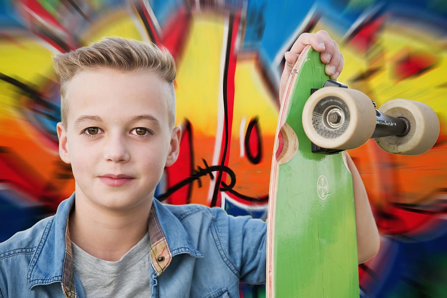anak laki-laki memegang skateboard, longboard, pemain skateboard, skateboard, guci, potret, graffity, anak laki-laki, model, tampan