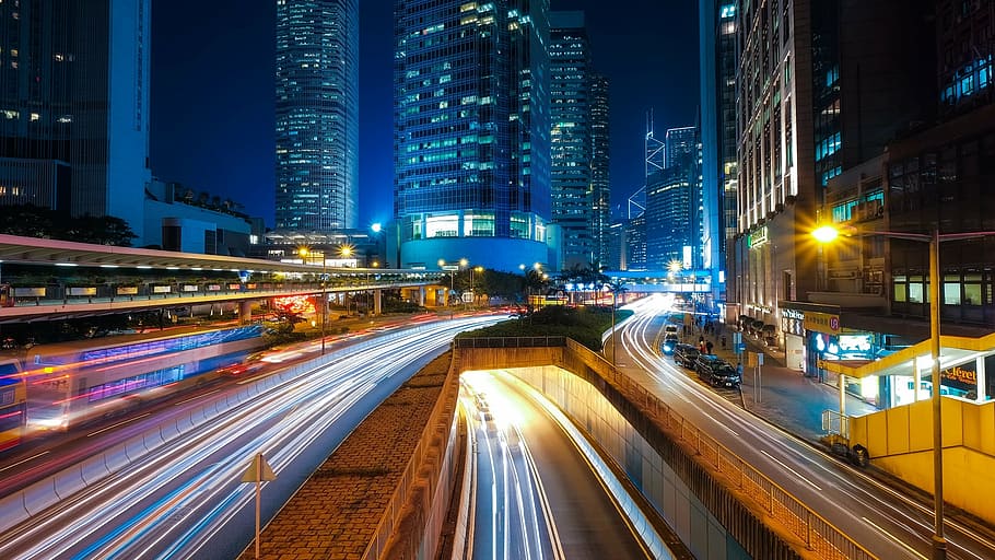 fotografía de lapso de tiempo, autopista de la ciudad, hong kong, ciudad, urbano, rascacielos, edificios, moderno, tráfico, estelas